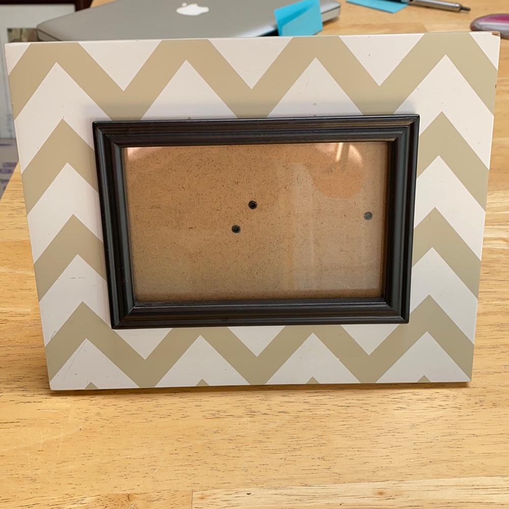 Tan and offwhite chevron 4x6 frame